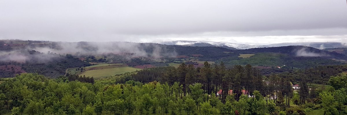 Montes e nevoeiro no Parque Natural de Montesinho, Trás-os-Montes
